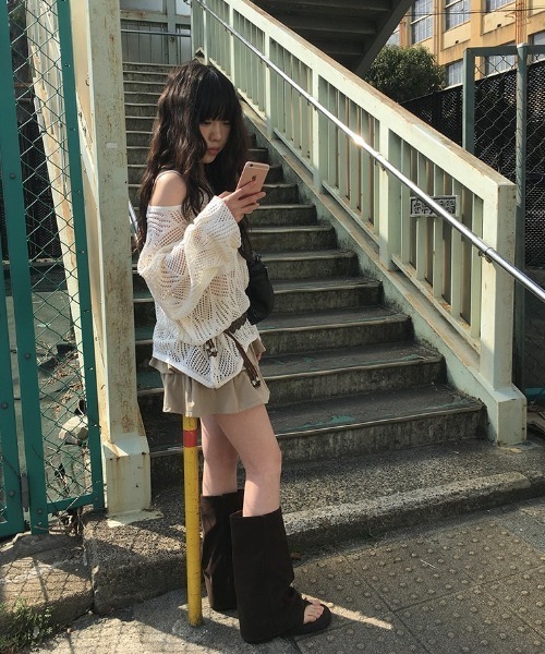 anyonemore（エニワンモア）の「ベルト付きメッシュニット+パット付きキャミソールセット（ニット/セーター・レディース・ベージュ/ブラック・FREE）」の8枚目の写真