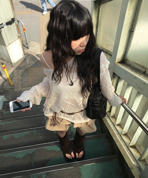 anyonemore（エニワンモア）の「ベルト付きメッシュニット+パット付きキャミソールセット（ニット/セーター・レディース・ベージュ/ブラック・FREE）」の11枚目の写真