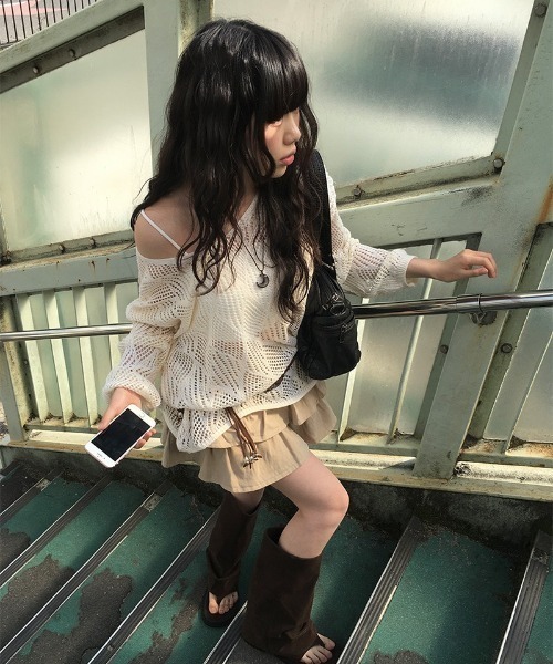 anyonemore（エニワンモア）の「ベルト付きメッシュニット+パット付きキャミソールセット（ニット/セーター・レディース・ベージュ/ブラック・FREE）」の10枚目の写真