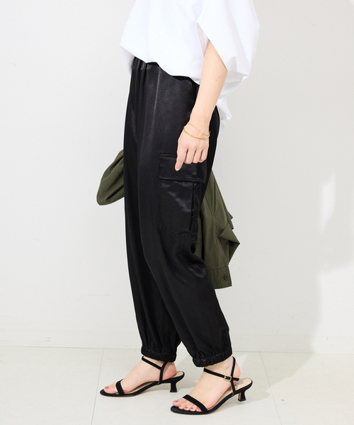 SLOBE IENA（スローブイエナ）の「サテンカーゴジョガーパンツ（カーゴパンツ・レディース・ブラック/アイボリー・36/38）」の3枚目の写真