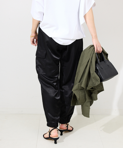 SLOBE IENA（スローブイエナ）の「サテンカーゴジョガーパンツ（カーゴパンツ・レディース・ブラック/アイボリー・36/38）」の4枚目の写真