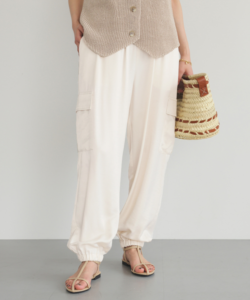 SLOBE IENA（スローブイエナ）の「サテンカーゴジョガーパンツ（カーゴパンツ・レディース・ブラック/アイボリー・36/38）」の7枚目の写真