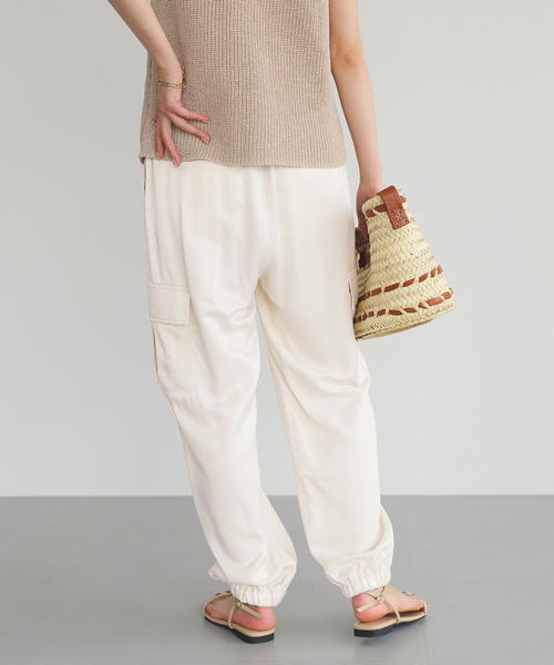 SLOBE IENA（スローブイエナ）の「サテンカーゴジョガーパンツ（カーゴパンツ・レディース・ブラック/アイボリー・36/38）」の9枚目の写真