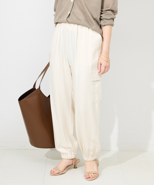 SLOBE IENA（スローブイエナ）の「サテンカーゴジョガーパンツ（カーゴパンツ・レディース・ブラック/アイボリー・36/38）」の17枚目の写真