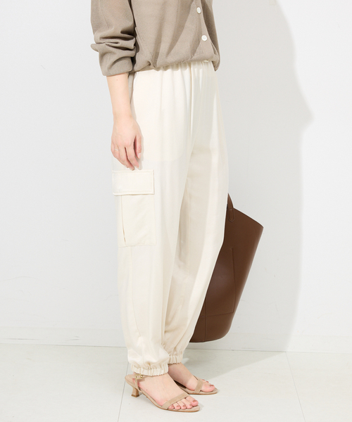 SLOBE IENA（スローブイエナ）の「サテンカーゴジョガーパンツ（カーゴパンツ・レディース・ブラック/アイボリー・36/38）」の18枚目の写真