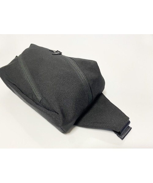 MASSIVE STORE(マッシブストア)の「【SiiLo/シーロ】WEEK スパイラルウェストバッグ(ボディバッグ/ウエストポーチ・メンズ・ブラック/ダークグレー・FREE)」の14枚目の写真