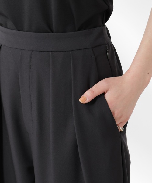 NANO universe(ナノユニバース)の「撥水UVストレッチタックワイドパンツ(その他パンツ・レディース・ブラック/ライトグレー・S/M)」の17枚目の写真
