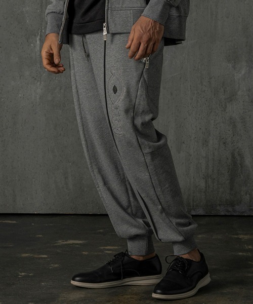 C DIEM（カルペディエム）の「mp13744-Embossed Logo Pants スウェットパンツ（スウェットパンツ・メンズ・ブラック/トップグレー・M/L/XL）」の2枚目の写真