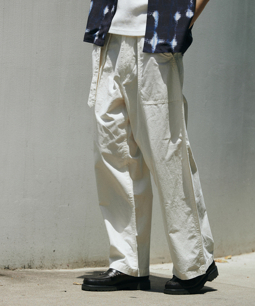 JOURNAL STANDARD（ジャーナルスタンダード）の「コットン リネン ベルテッド ワイド カット ベイカー パンツ（カーゴパンツ・メンズ・コバルトブルー/アイボリー/カーキ/ブラック系その他・SMALL/MEDIUM/LARGE）」の2枚目の写真