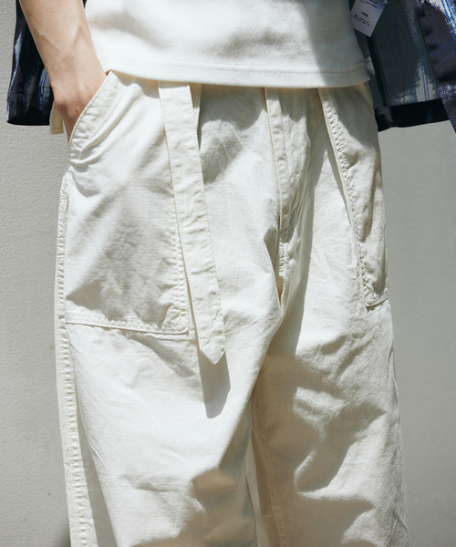 JOURNAL STANDARD（ジャーナルスタンダード）の「コットン リネン ベルテッド ワイド カット ベイカー パンツ（カーゴパンツ・メンズ・コバルトブルー/アイボリー/カーキ/ブラック系その他・SMALL/MEDIUM/LARGE）」の13枚目の写真