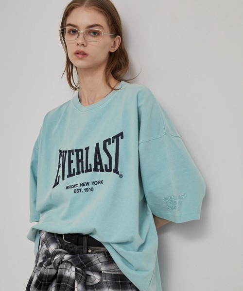 EVERLAST(スポーツ・ライフスタイル)(エバーラスト)の「EVERLAST/エバーラスト 別注 ヴィンテージ ピグメント加工 ブランドロゴ刺繍 クルーネック半袖Tシャツ(Tシャツ/カットソー・メンズ・オフホワイト/ライトブルー/ブラック・L/M)」の3枚目の写真
