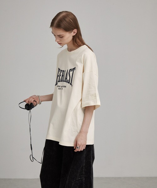 EVERLAST(スポーツ・ライフスタイル)(エバーラスト)の「EVERLAST/エバーラスト 別注 ヴィンテージ ピグメント加工 ブランドロゴ刺繍 クルーネック半袖Tシャツ(Tシャツ/カットソー・メンズ・オフホワイト/ライトブルー/ブラック・L/M)」の4枚目の写真