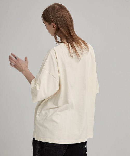 EVERLAST(スポーツ・ライフスタイル)(エバーラスト)の「EVERLAST/エバーラスト 別注 ヴィンテージ ピグメント加工 ブランドロゴ刺繍 クルーネック半袖Tシャツ(Tシャツ/カットソー・メンズ・オフホワイト/ライトブルー/ブラック・L/M)」の5枚目の写真