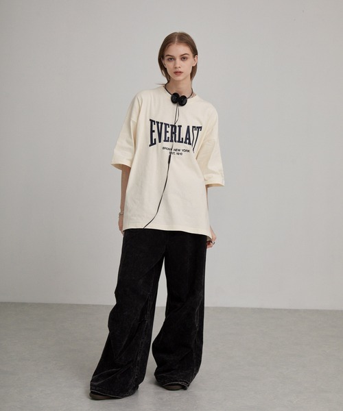 EVERLAST(スポーツ・ライフスタイル)(エバーラスト)の「EVERLAST/エバーラスト 別注 ヴィンテージ ピグメント加工 ブランドロゴ刺繍 クルーネック半袖Tシャツ(Tシャツ/カットソー・メンズ・オフホワイト/ライトブルー/ブラック・L/M)」の6枚目の写真