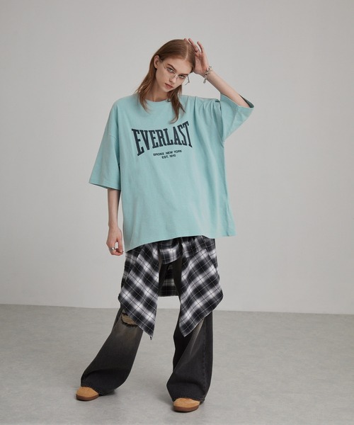 EVERLAST(スポーツ・ライフスタイル)(エバーラスト)の「EVERLAST/エバーラスト 別注 ヴィンテージ ピグメント加工 ブランドロゴ刺繍 クルーネック半袖Tシャツ(Tシャツ/カットソー・メンズ・オフホワイト/ライトブルー/ブラック・L/M)」の10枚目の写真