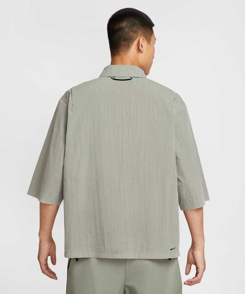 NIKE(ナイキ)の「ナイキ テック メンズ ウーブン トップ / Nike Tech Men's Woven Top HJ2955-320 Light Army(シャツ/ブラウス・メンズ・グリーン系その他2・2XL/L/M/S/XL)」の3枚目の写真