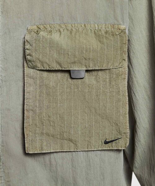 NIKE(ナイキ)の「ナイキ テック メンズ ウーブン トップ / Nike Tech Men's Woven Top HJ2955-320 Light Army(シャツ/ブラウス・メンズ・グリーン系その他2・2XL/L/M/S/XL)」の5枚目の写真