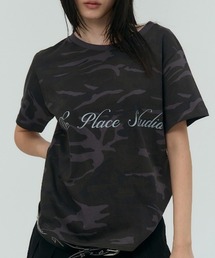 A'GEM/9 × .kom 『PLACE STUDIO/プレイススタジオ』 Camo Soft the Place Lettering Logo Slim Fit Short Sleeve T-shirt/レタリングロゴ ショートスリーブTシャツ