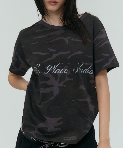 PLACE STUDIO(プレイススタジオ)の「A'GEM/9 × .kom 『PLACE STUDIO/プレイススタジオ』 Camo Soft the Place Lettering Logo Slim Fit Short Sleeve T-shirt/レタリングロゴ ショートスリーブTシャツ(Tシャツ/カットソー・レディース・グレー/カーキ・FREE)」の1枚目の写真