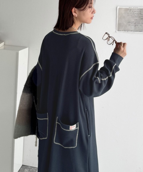 Java(ジャバ)の「【9月上旬再入荷!予約受付中】《JaVaジャバコラボ》後姿が可愛い◎配色ステッチワッフルロングワンピース(長袖)(ワンピース・レディース・ネイビー/モカ/ブラック/ブラウン・X-LARGE/SMALL/MEDIUM/LARGE)」の8枚目の写真