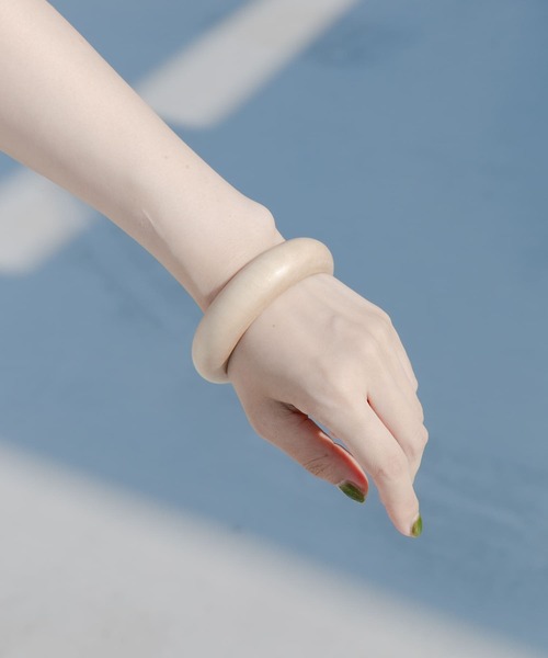 SMELLY（スメリー）の「ウッドラウンドバングル（バングル/リストバンド・レディース・ライトベージュ・-）」の3枚目の写真