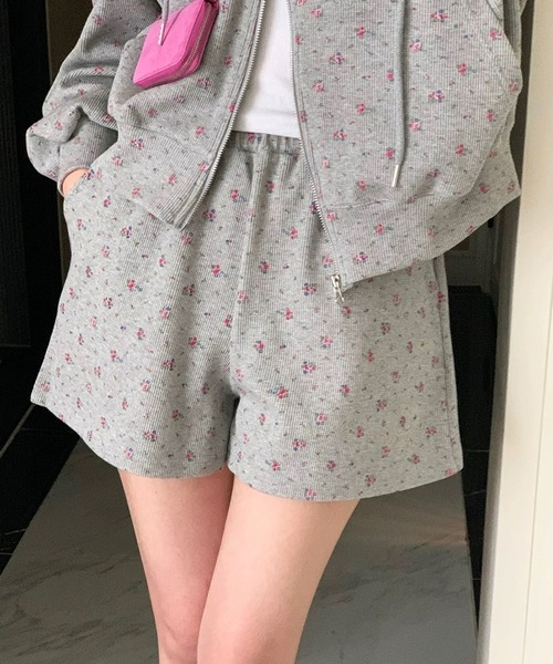 ammy.（エイミードット）の「【 ammy. / エイミードット 】 小花柄 セットアップ / 半ズボン（セットアップ・レディース・グレー・X-LARGE/LARGE）」の2枚目の写真