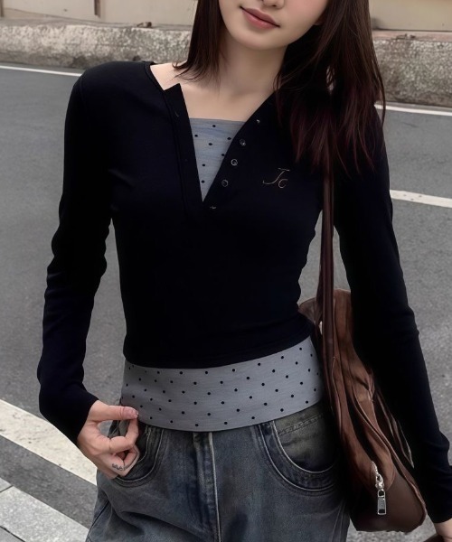 LADY LIKE(レディライク)の「ドットレイヤード風ドッキングカットトップス(Tシャツ/カットソー・レディース・ブラック・M)」の4枚目の写真