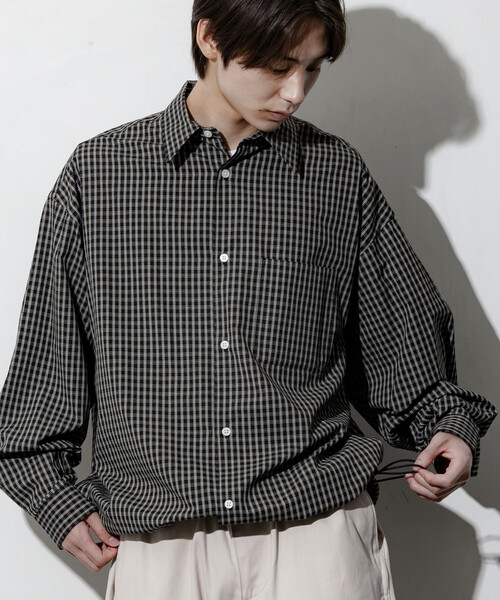 FREAK'S STORE(フリークスストア)の「限定展開 ワイドシルエット スピンドル レギュラーカラーシャツ / ヘムコード(シャツ/ブラウス・メンズ・ホワイト/ブラック/ブラック系その他/チャコールグレー/ブラウン系その他/ベージュ/サックスブルー/ブルー系その他・SMALL/MEDIUM/LARGE)」の4枚目の写真