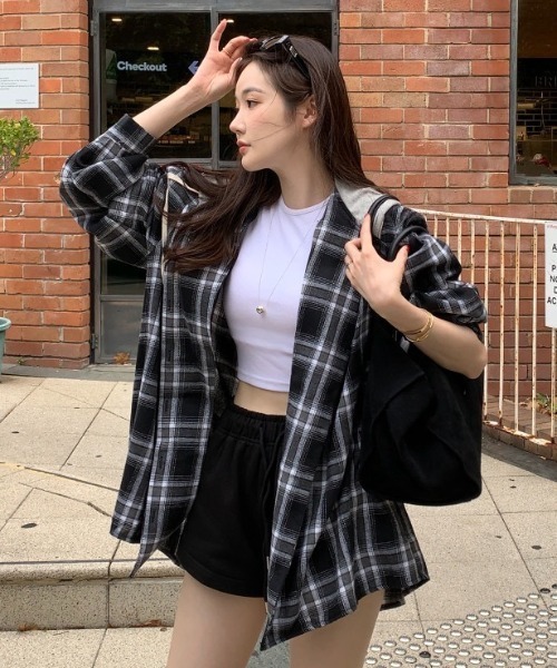yuue' ( wear )(ユーイ)の「オーバーサイズフーディーチェックシャツ/フード付きシャツ(シャツ/ブラウス・レディース・ブラック/ネイビー・FREE)」の9枚目の写真
