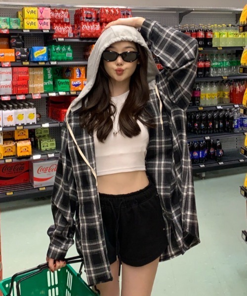 yuue' ( wear )(ユーイ)の「オーバーサイズフーディーチェックシャツ/フード付きシャツ(シャツ/ブラウス・レディース・ブラック/ネイビー・FREE)」の6枚目の写真