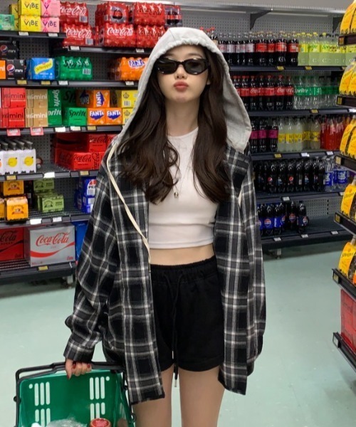 yuue' ( wear )(ユーイ)の「オーバーサイズフーディーチェックシャツ/フード付きシャツ(シャツ/ブラウス・レディース・ブラック/ネイビー・FREE)」の7枚目の写真
