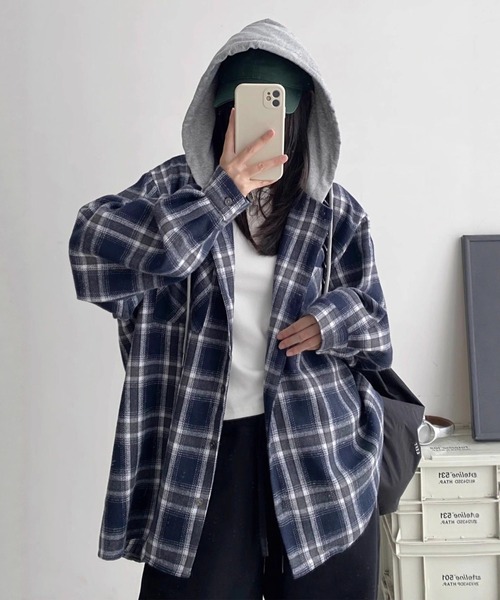 yuue' ( wear )(ユーイ)の「オーバーサイズフーディーチェックシャツ/フード付きシャツ(シャツ/ブラウス・レディース・ブラック/ネイビー・FREE)」の14枚目の写真