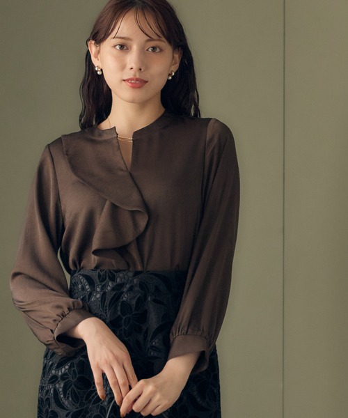 12Twelve Agenda(トゥエルブ アジェンダ)の「アシメフリルデザインサテンブラウス(シャツ/ブラウス・レディース・アイボリー/ブルー/ブラウン・M)」の3枚目の写真