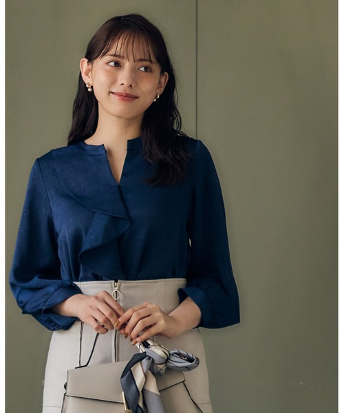 12Twelve Agenda(トゥエルブ アジェンダ)の「アシメフリルデザインサテンブラウス(シャツ/ブラウス・レディース・アイボリー/ブルー/ブラウン・M)」の1枚目の写真