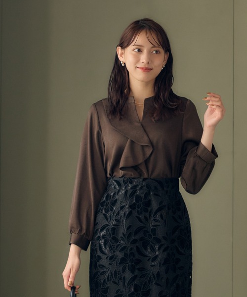 12Twelve Agenda(トゥエルブ アジェンダ)の「アシメフリルデザインサテンブラウス(シャツ/ブラウス・レディース・アイボリー/ブルー/ブラウン・M)」の11枚目の写真