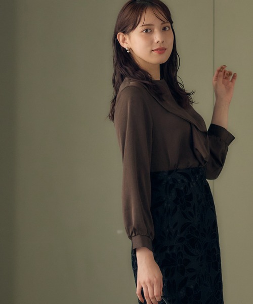 12Twelve Agenda(トゥエルブ アジェンダ)の「アシメフリルデザインサテンブラウス(シャツ/ブラウス・レディース・アイボリー/ブルー/ブラウン・M)」の12枚目の写真
