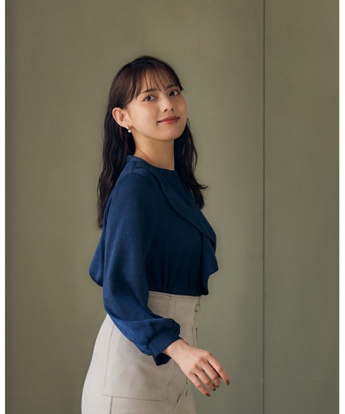 12Twelve Agenda(トゥエルブ アジェンダ)の「アシメフリルデザインサテンブラウス(シャツ/ブラウス・レディース・アイボリー/ブルー/ブラウン・M)」の22枚目の写真