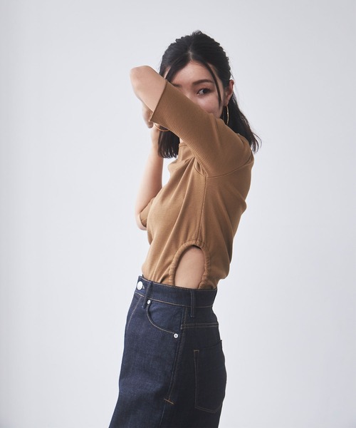 YANUK（ヤヌーク）の「カットアウト Tee（Tシャツ/カットソー・レディース・キャメル・FREE）」の2枚目の写真