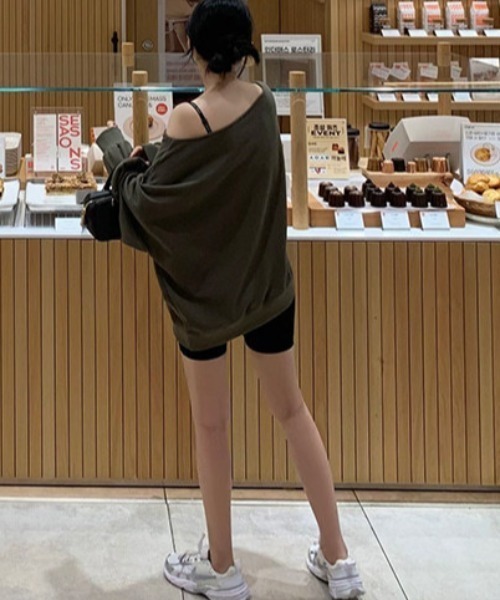 FREE STYLISTS（フリー スタイリスト）の「YUGA_YGMC Off-the-shoulder tops（スウェット・レディース・ホワイト/カーキ/ブラック・FREE）」の19枚目の写真