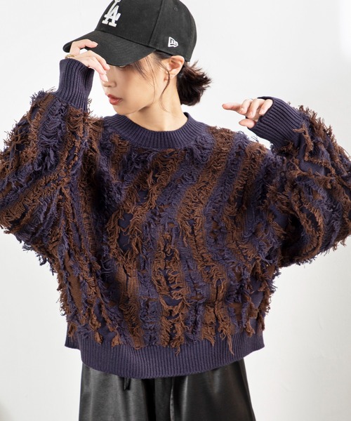 MILLION CARATS（ミリオンカラッツ）の「【立体感フリンジで存在感UP】こなれ感たっぷりのMIXフリンジニットゆるっとしたシルエットで体型カバーしながら、大人カジュアルな印象に。表情豊かなフリンジデザインは一枚で主役になり、デートや休日コーデにも映えること間違いなし（ニット/セーター・レディース・ネイビー/マルチ/ブラック・FREE）」の3枚目の写真