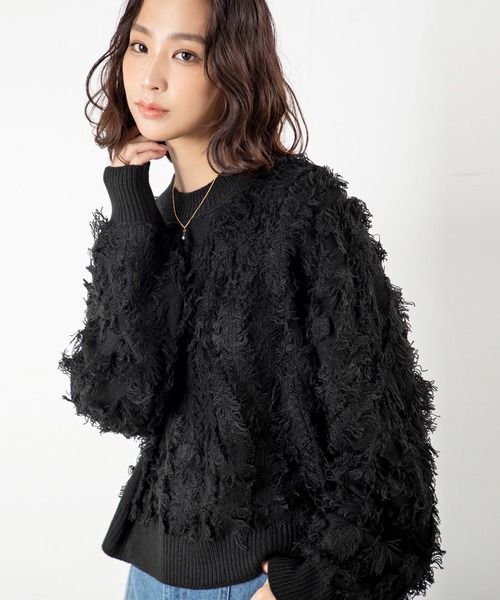 MILLION CARATS（ミリオンカラッツ）の「【立体感フリンジで存在感UP】こなれ感たっぷりのMIXフリンジニットゆるっとしたシルエットで体型カバーしながら、大人カジュアルな印象に。表情豊かなフリンジデザインは一枚で主役になり、デートや休日コーデにも映えること間違いなし（ニット/セーター・レディース・ネイビー/マルチ/ブラック・FREE）」の2枚目の写真