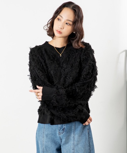 MILLION CARATS（ミリオンカラッツ）の「【立体感フリンジで存在感UP】こなれ感たっぷりのMIXフリンジニットゆるっとしたシルエットで体型カバーしながら、大人カジュアルな印象に。表情豊かなフリンジデザインは一枚で主役になり、デートや休日コーデにも映えること間違いなし（ニット/セーター・レディース・ネイビー/マルチ/ブラック・FREE）」の4枚目の写真