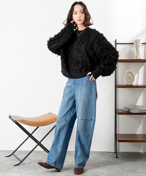 MILLION CARATS（ミリオンカラッツ）の「【立体感フリンジで存在感UP】こなれ感たっぷりのMIXフリンジニットゆるっとしたシルエットで体型カバーしながら、大人カジュアルな印象に。表情豊かなフリンジデザインは一枚で主役になり、デートや休日コーデにも映えること間違いなし（ニット/セーター・レディース・ネイビー/マルチ/ブラック・FREE）」の5枚目の写真