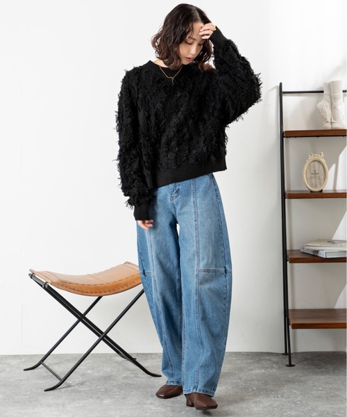 MILLION CARATS（ミリオンカラッツ）の「【立体感フリンジで存在感UP】こなれ感たっぷりのMIXフリンジニットゆるっとしたシルエットで体型カバーしながら、大人カジュアルな印象に。表情豊かなフリンジデザインは一枚で主役になり、デートや休日コーデにも映えること間違いなし（ニット/セーター・レディース・ネイビー/マルチ/ブラック・FREE）」の6枚目の写真