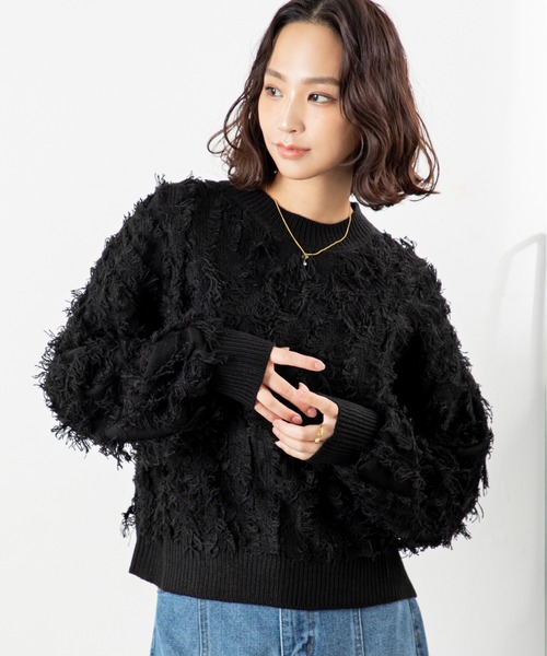 MILLION CARATS（ミリオンカラッツ）の「【立体感フリンジで存在感UP】こなれ感たっぷりのMIXフリンジニットゆるっとしたシルエットで体型カバーしながら、大人カジュアルな印象に。表情豊かなフリンジデザインは一枚で主役になり、デートや休日コーデにも映えること間違いなし（ニット/セーター・レディース・ネイビー/マルチ/ブラック・FREE）」の7枚目の写真