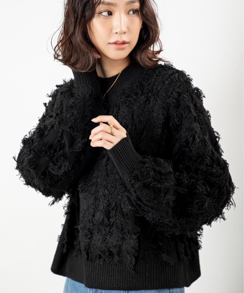 MILLION CARATS（ミリオンカラッツ）の「【立体感フリンジで存在感UP】こなれ感たっぷりのMIXフリンジニットゆるっとしたシルエットで体型カバーしながら、大人カジュアルな印象に。表情豊かなフリンジデザインは一枚で主役になり、デートや休日コーデにも映えること間違いなし（ニット/セーター・レディース・ネイビー/マルチ/ブラック・FREE）」の8枚目の写真