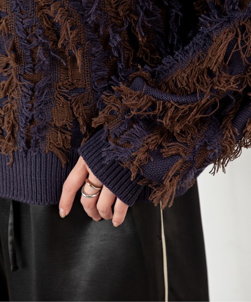 MILLION CARATS（ミリオンカラッツ）の「【立体感フリンジで存在感UP】こなれ感たっぷりのMIXフリンジニットゆるっとしたシルエットで体型カバーしながら、大人カジュアルな印象に。表情豊かなフリンジデザインは一枚で主役になり、デートや休日コーデにも映えること間違いなし（ニット/セーター・レディース・ネイビー/マルチ/ブラック・FREE）」の22枚目の写真