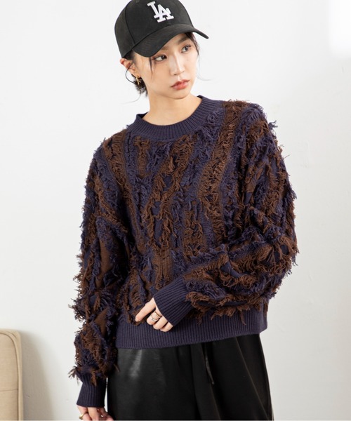MILLION CARATS（ミリオンカラッツ）の「【立体感フリンジで存在感UP】こなれ感たっぷりのMIXフリンジニットゆるっとしたシルエットで体型カバーしながら、大人カジュアルな印象に。表情豊かなフリンジデザインは一枚で主役になり、デートや休日コーデにも映えること間違いなし（ニット/セーター・レディース・ネイビー/マルチ/ブラック・FREE）」の18枚目の写真