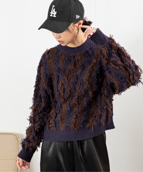 MILLION CARATS（ミリオンカラッツ）の「【立体感フリンジで存在感UP】こなれ感たっぷりのMIXフリンジニットゆるっとしたシルエットで体型カバーしながら、大人カジュアルな印象に。表情豊かなフリンジデザインは一枚で主役になり、デートや休日コーデにも映えること間違いなし（ニット/セーター・レディース・ネイビー/マルチ/ブラック・FREE）」の19枚目の写真