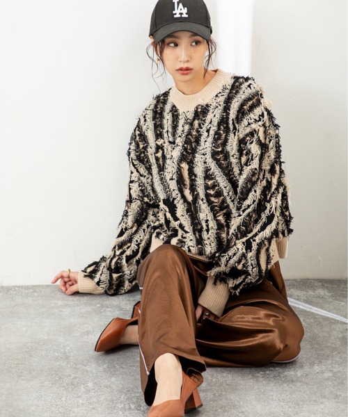 MILLION CARATS（ミリオンカラッツ）の「【立体感フリンジで存在感UP】こなれ感たっぷりのMIXフリンジニットゆるっとしたシルエットで体型カバーしながら、大人カジュアルな印象に。表情豊かなフリンジデザインは一枚で主役になり、デートや休日コーデにも映えること間違いなし（ニット/セーター・レディース・ネイビー/マルチ/ブラック・FREE）」の20枚目の写真